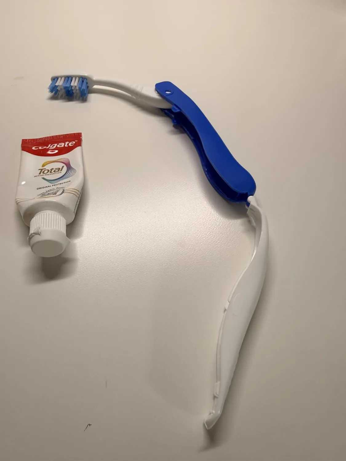 Colgate Max Fresh Medium kit de voyage 20 ml brosse pliable