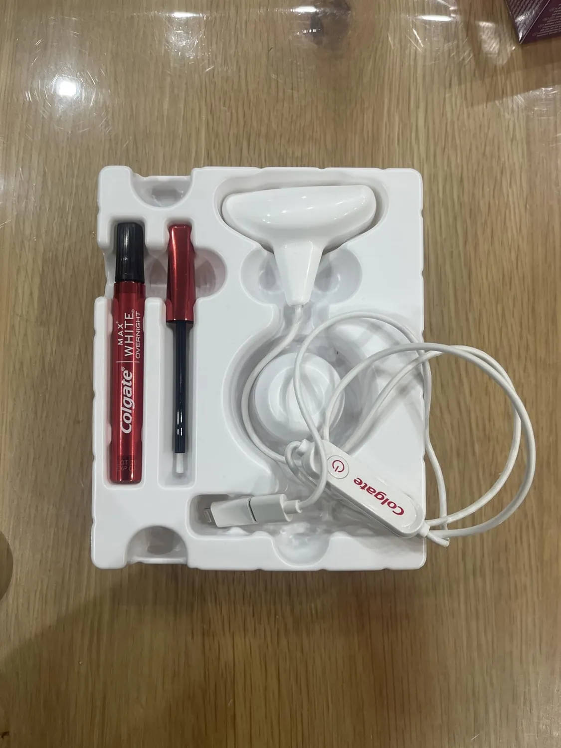 Colgate Max White Ultimate kit blanchiment LED charbon sérum