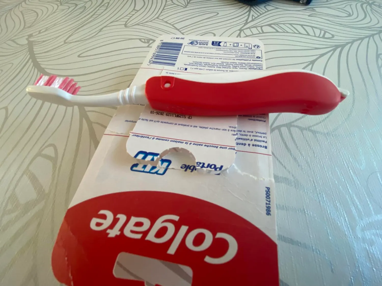 Colgate Max Fresh Medium kit de voyage 20 ml brosse pliable